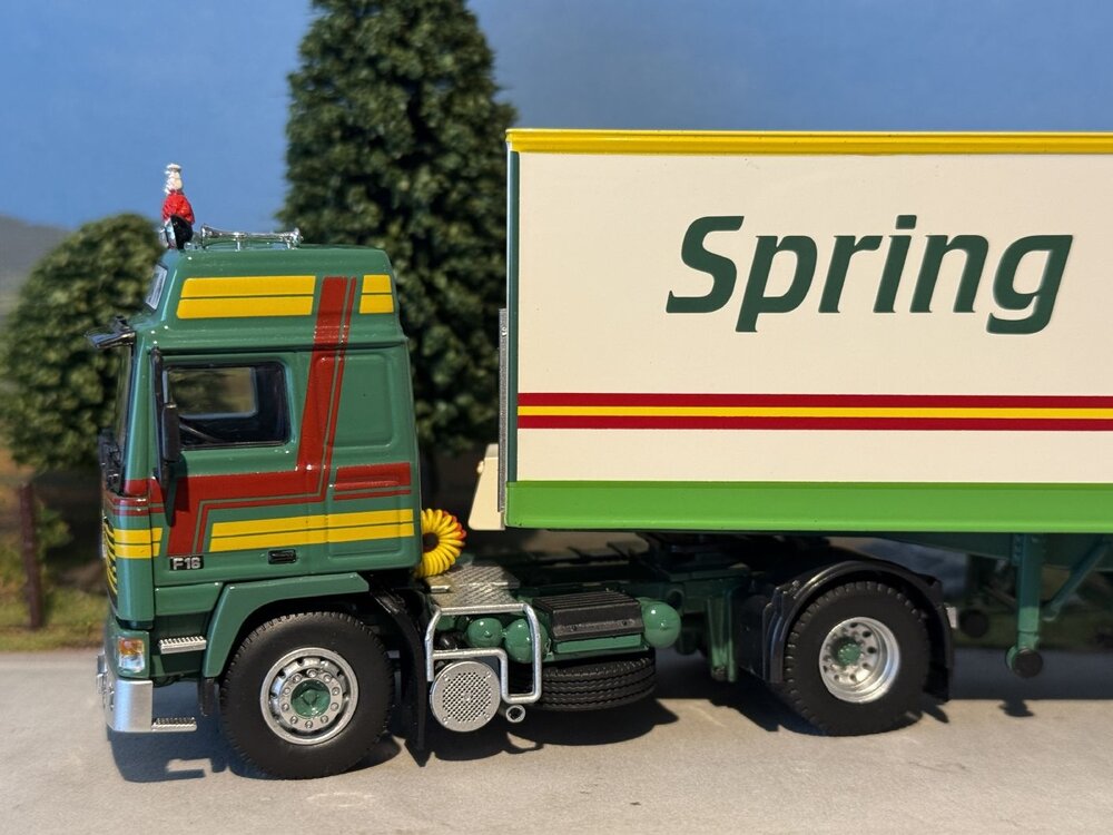 Tekno Tekno Volvo F16 Globetrotter with 3-axle box trailer SPRING
