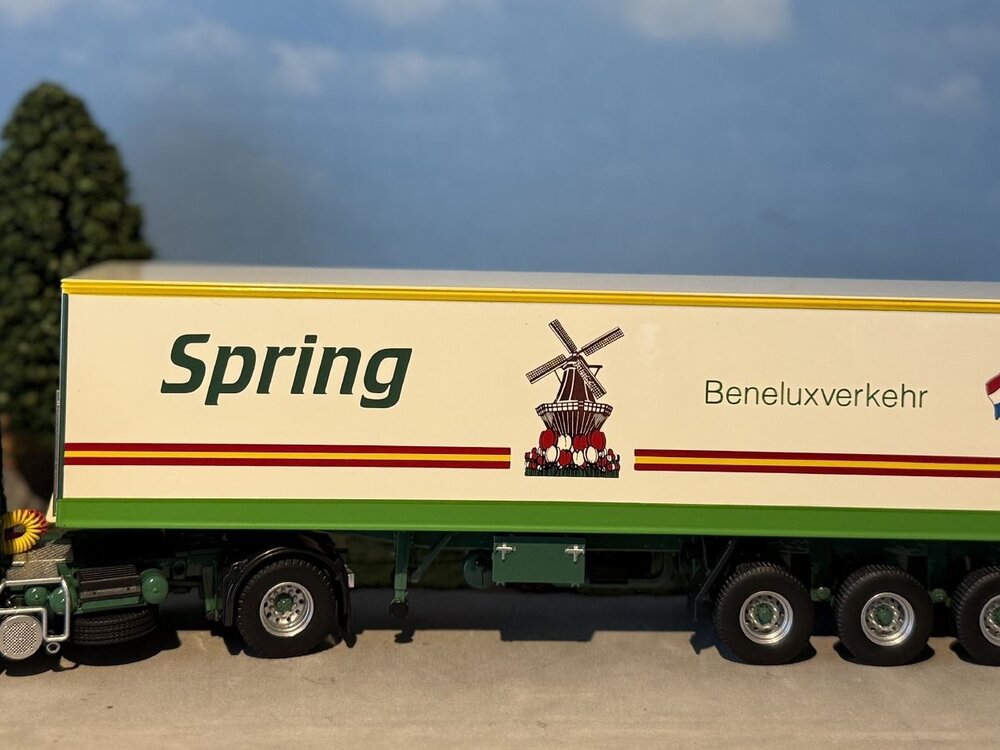 Tekno Tekno Volvo F16 Globetrotter with 3-axle box trailer SPRING