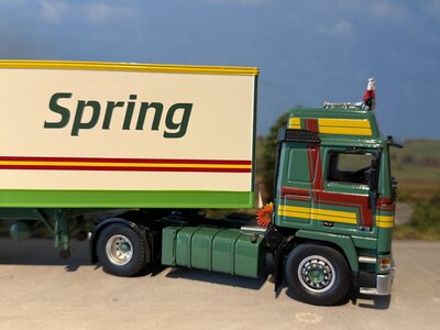 Tekno Tekno Volvo F16 Globetrotter with 3-axle box trailer SPRING