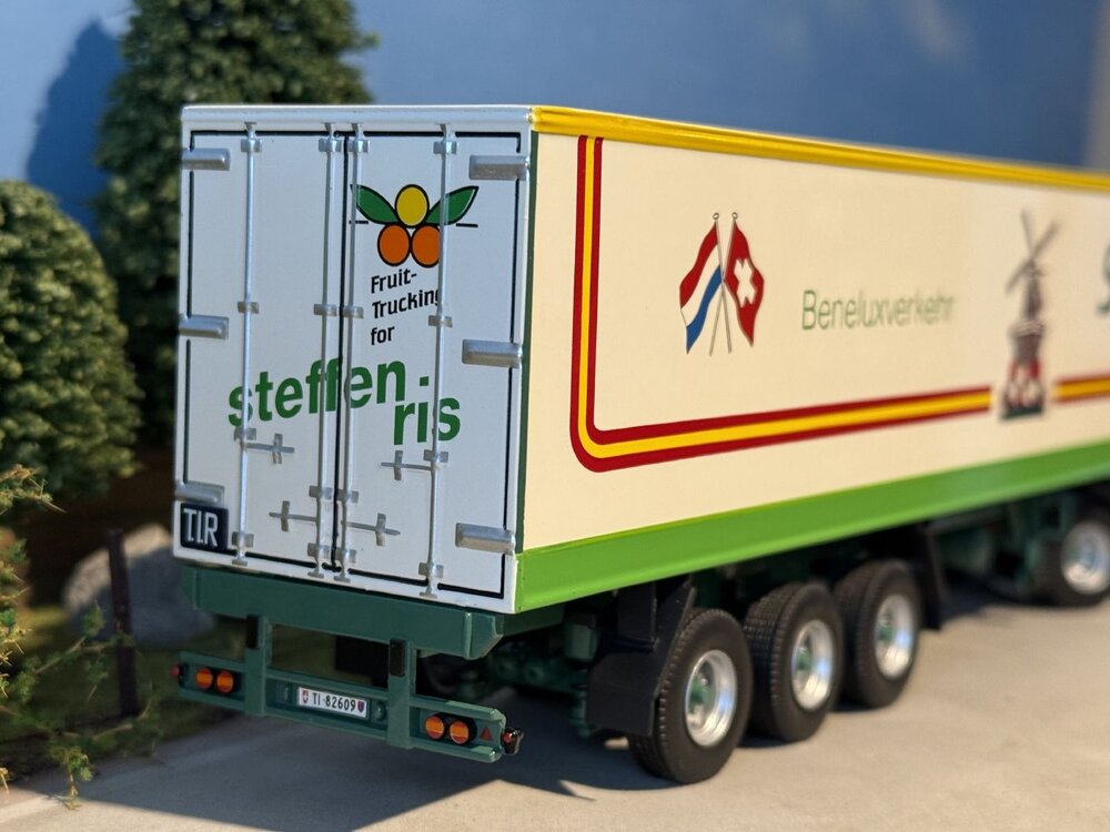 Tekno Tekno Volvo F16 Globetrotter with 3-axle box trailer SPRING