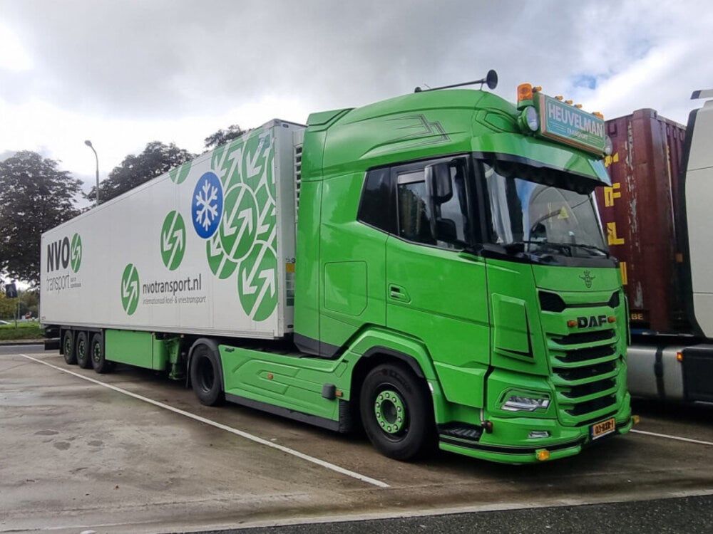 WSI WSI DAF XG+ 4x2 with 3-axle reefer trailer  HEUVELMAN GSO