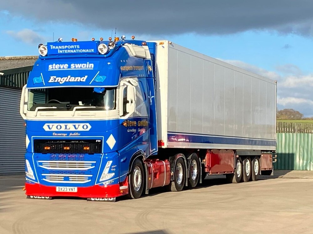 Tekno Tekno Volvo FH05 Globetrotter XL 6x2 met 3-as koeloplegger STEVE SWAIN