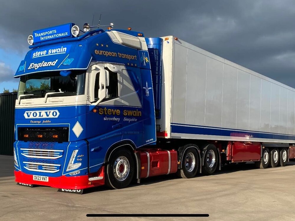 Tekno Tekno Volvo FH05 Globetrotter XL 6x2 met 3-as koeloplegger STEVE SWAIN