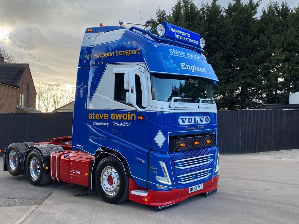 Tekno Tekno Volvo FH05 Globetrotter XL 6x2 met 3-as koeloplegger STEVE SWAIN