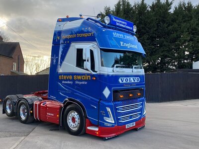 Tekno Tekno Volvo FH05 Globetrotter XL 6x2 met 3-as koeloplegger STEVE SWAIN