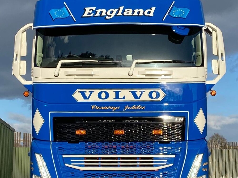 Tekno Tekno Volvo FH05 Globetrotter XL 6x2 met 3-as koeloplegger STEVE SWAIN