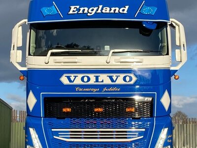 Tekno Tekno Volvo FH05 Globetrotter XL 6x2 met 3-as koeloplegger STEVE SWAIN
