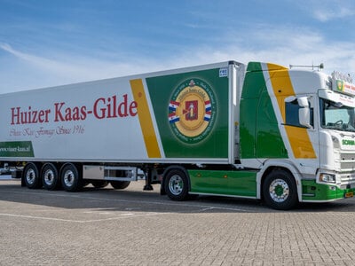 WSI WSI Scania R Highline 4x2 with 3-axle reefer trailer VISSER KAAS