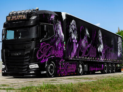WSI WSI DAF XG+ 4x2 met 3-assige schuifzeilen oplegger PLUTA "PHOENIX QUEEN"