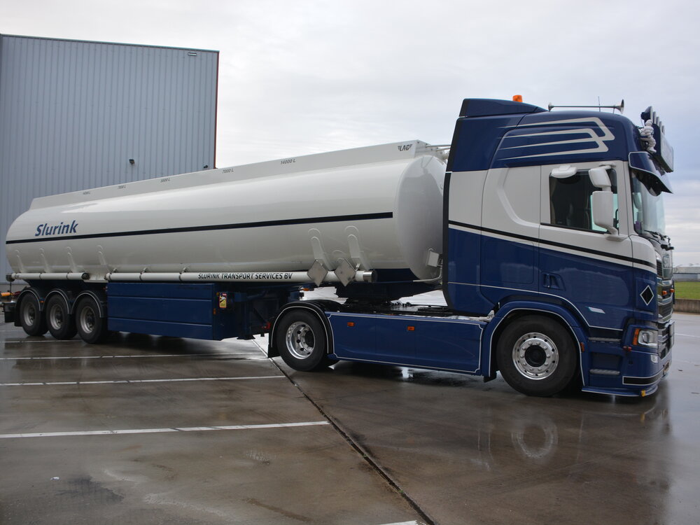 Tekno Tekno Scania NGR 4x2 truck with 3-axle fuel tank trailer SLURINK