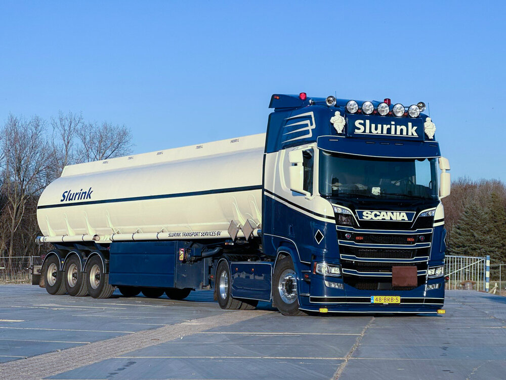 Tekno Tekno Scania NGR 4x2 truck with 3-axle fuel tank trailer SLURINK