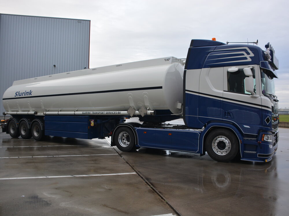 Tekno Tekno Scania NGR 4x2 truck with 3-axle fuel tank trailer SLURINK
