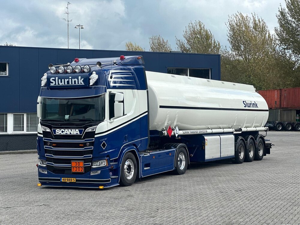 Tekno Tekno Scania NGR 4x2 truck with 3-axle fuel tank trailer SLURINK