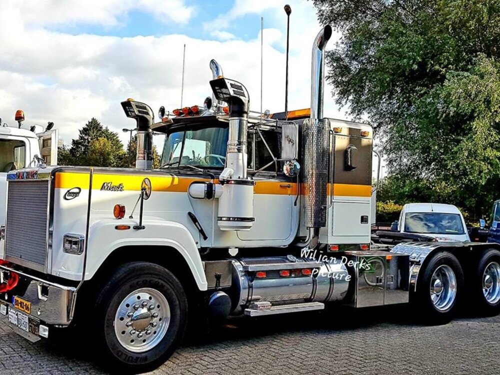 Tekno Tekno Mack RW Superliner 6x4 with 3-axle lowloader VAN DEN HERIK