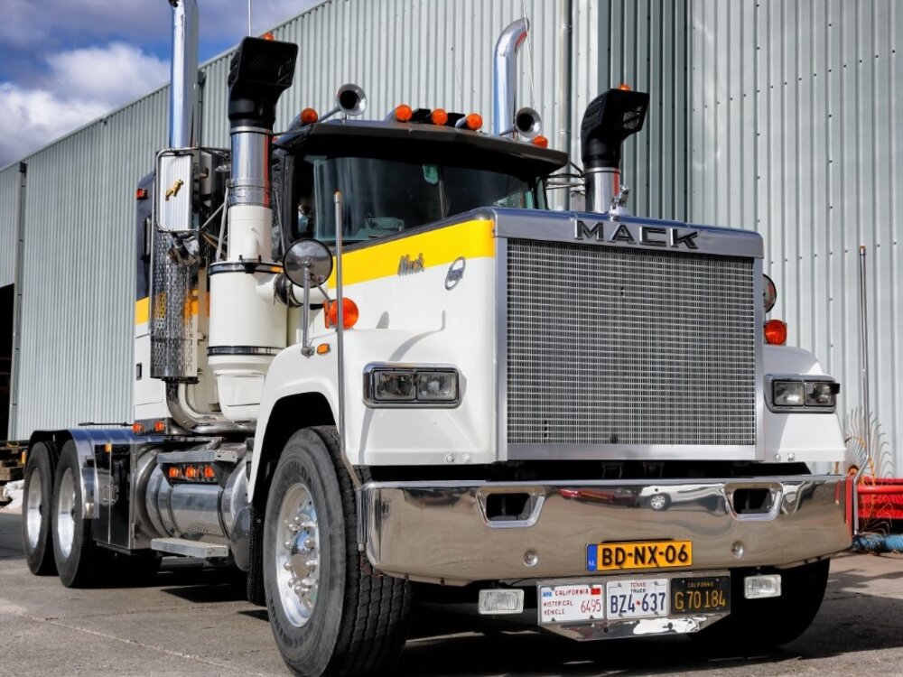 Tekno Tekno Mack RW Superliner 6x4 with 3-axle lowloader VAN DEN HERIK