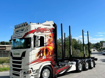 Tekno Tekno Scania Next Gen 770S Highline 4-axle riged truck with 3-axle Swedish wood trailer ANGEBY AKERI