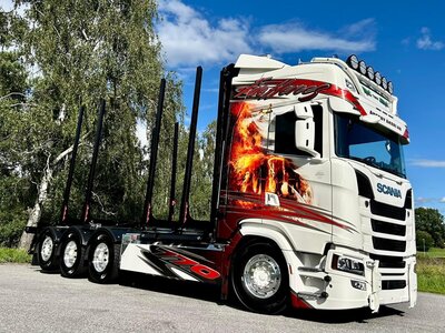 Tekno Tekno Scania Next Gen 770S Highline 4-axle riged truck with 3-axle Swedish wood trailer ANGEBY AKERI