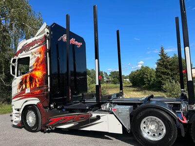 Tekno Tekno Scania Next Gen 770S Highline 4-axle riged truck with 3-axle Swedish wood trailer ANGEBY AKERI