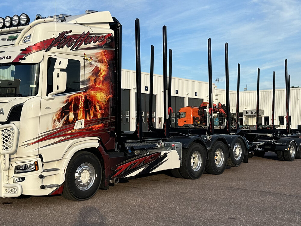 Tekno Tekno Scania Next Gen 770S Highline 4-axle riged truck with 3-axle Swedish wood trailer ANGEBY AKERI