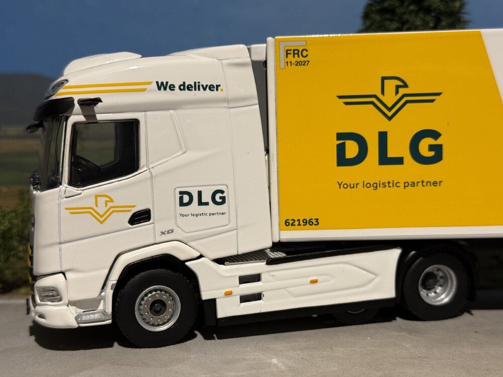 WSI WSI DAF XG 6x2 met 3-as koeloplegger DLG LOGISTICS