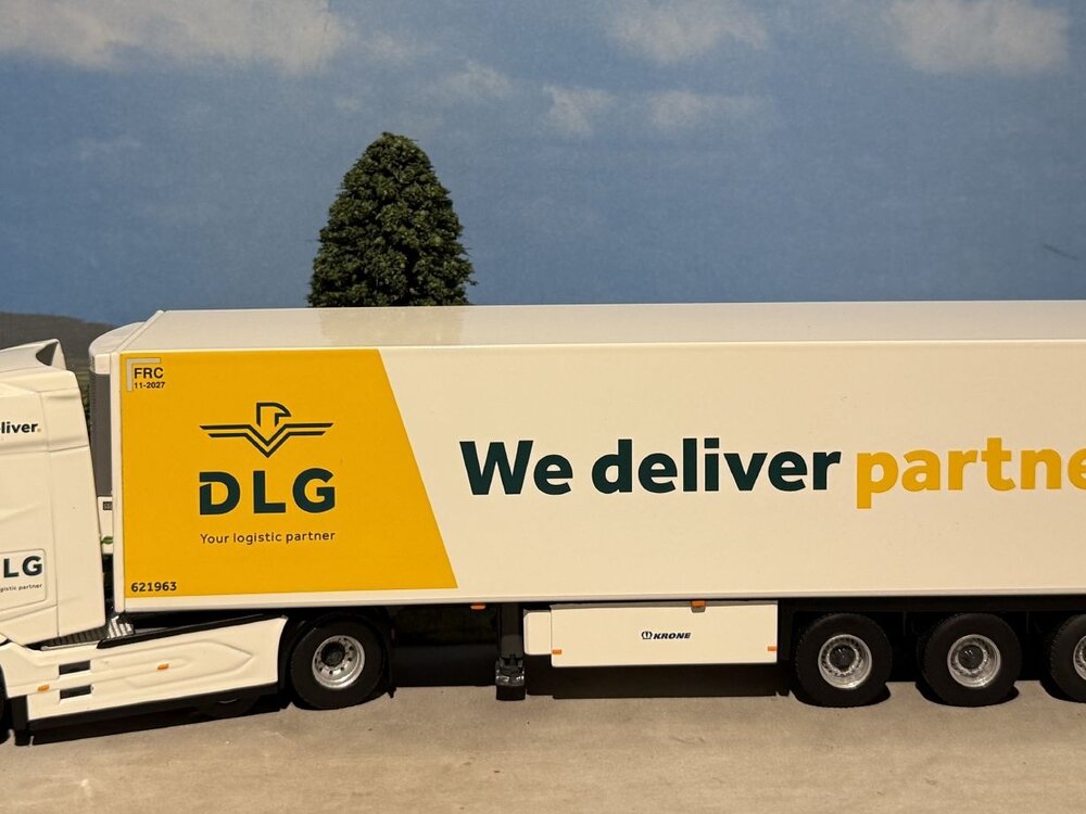 WSI WSI DAF XG 6x2 met 3-as koeloplegger DLG LOGISTICS