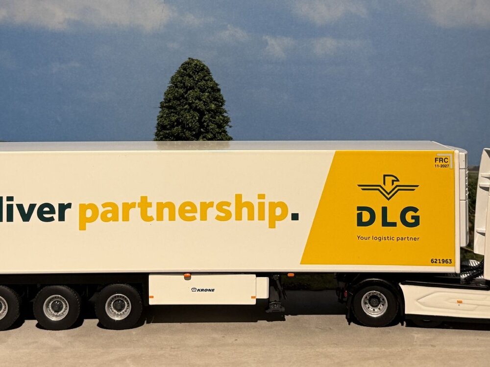 WSI WSI DAF XG 6x2 met 3-as koeloplegger DLG LOGISTICS