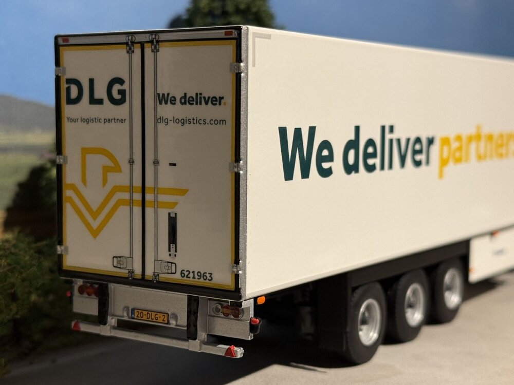 WSI WSI DAF XG 6x2 met 3-as koeloplegger DLG LOGISTICS