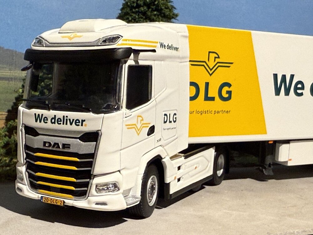 WSI WSI DAF XG 6x2 met 3-as koeloplegger DLG LOGISTICS