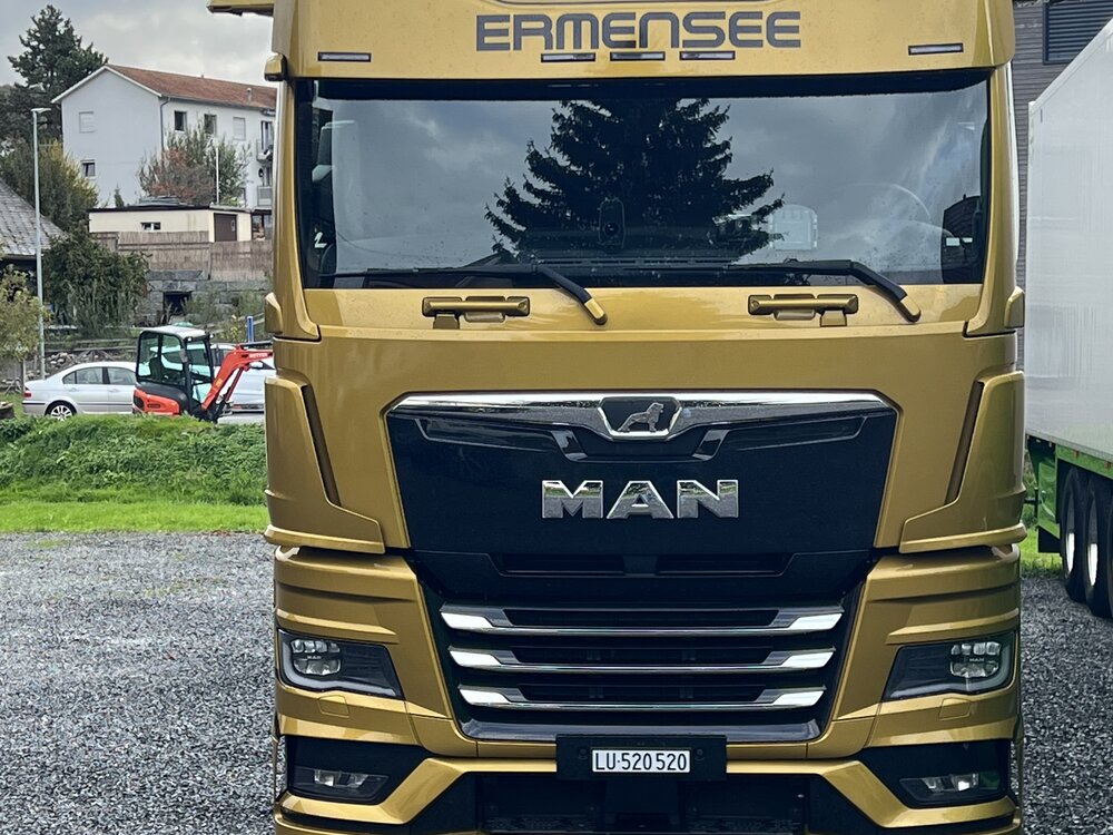 Tekno Tekno Man TGX GX 4x2 met 3-assige koeloplegger MULLER -"Golden Commander"