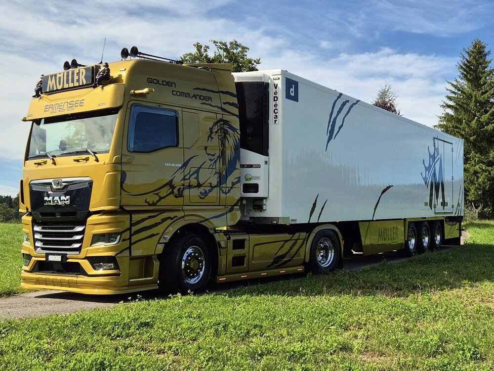 Tekno Tekno Man TGX GX 4x2 met 3-assige koeloplegger MULLER -"Golden Commander"