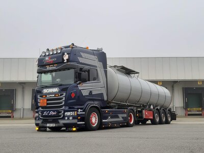 Tekno Tekno Scania R -serie Topline 4x2 trekker met 3 assige tankoplegger SL LOGISTICS