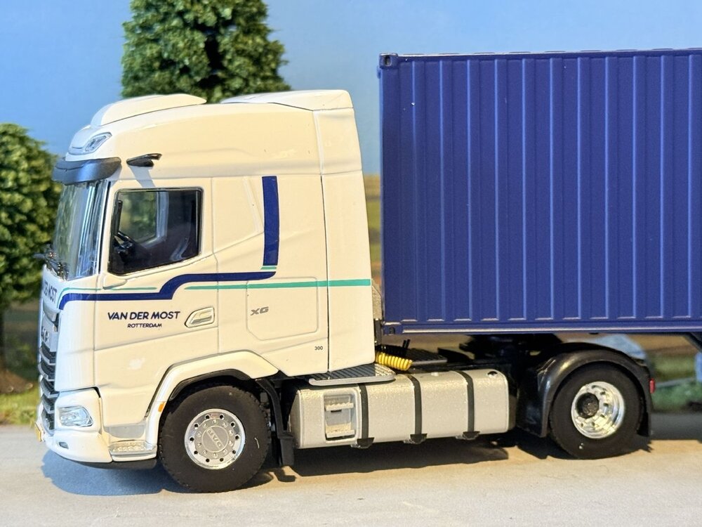 WSI WSI DAF XG 4x2 + 3-axle container trailer + 40ft. container VAN DER MOST