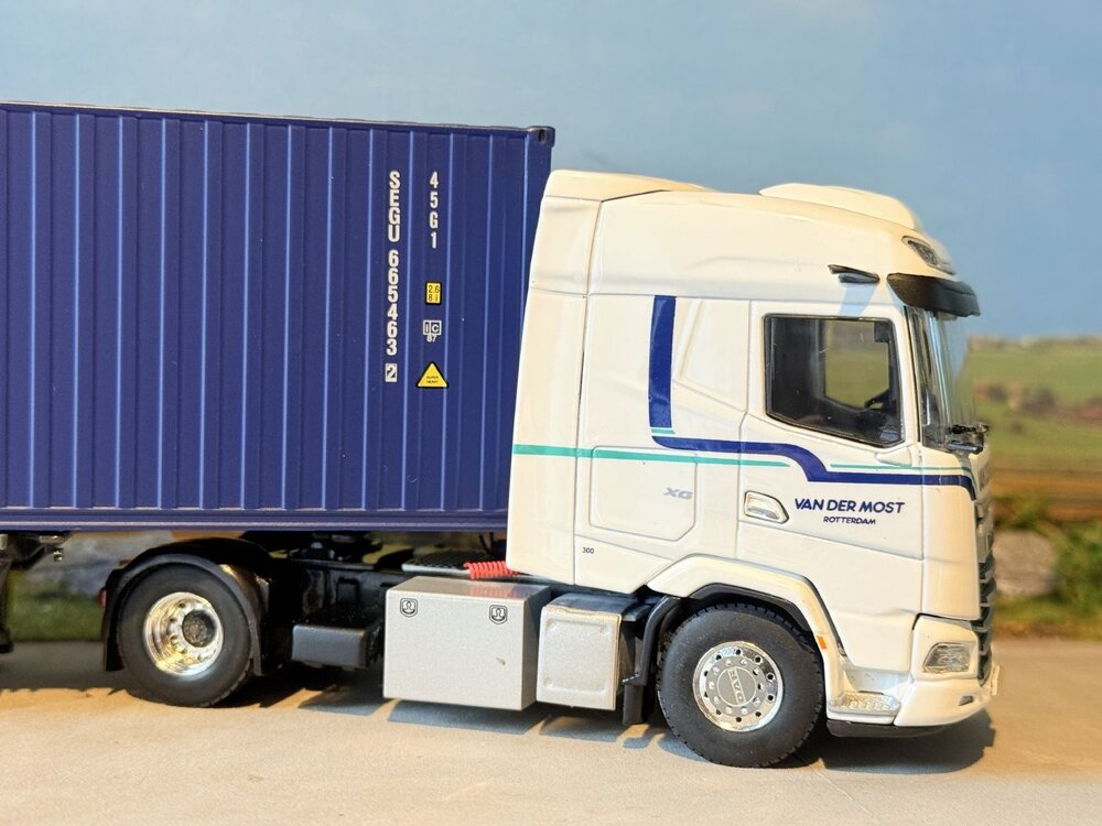 WSI WSI DAF XG 4x2 + 3-axle container trailer + 40ft. container VAN DER MOST