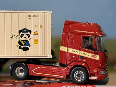 Tekno Tekno DAF XF 4x2 trekker met 3 assig containerchassis + 40ft. container H.N. POST & ZN.