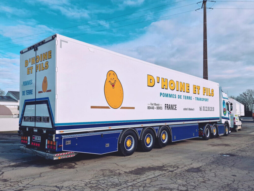 WSI WSI Scania R Highline 6x2 with 3-axle twin steer reefer trailer D'HOINE