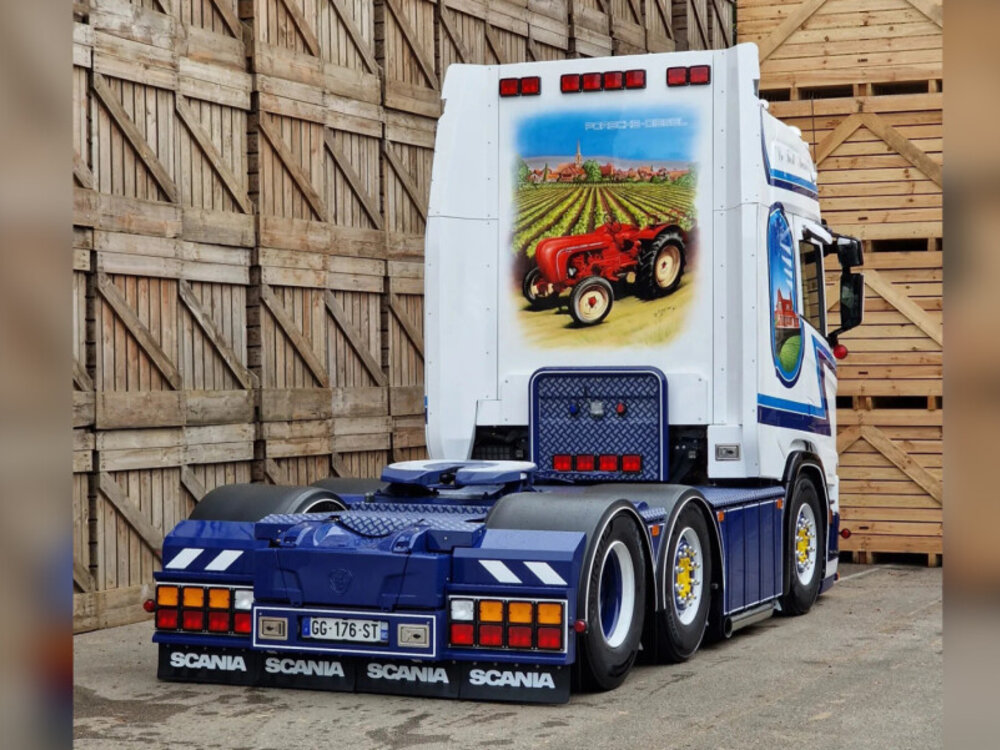 WSI WSI Scania R Highline 6x2 with 3-axle twin steer reefer trailer D'HOINE