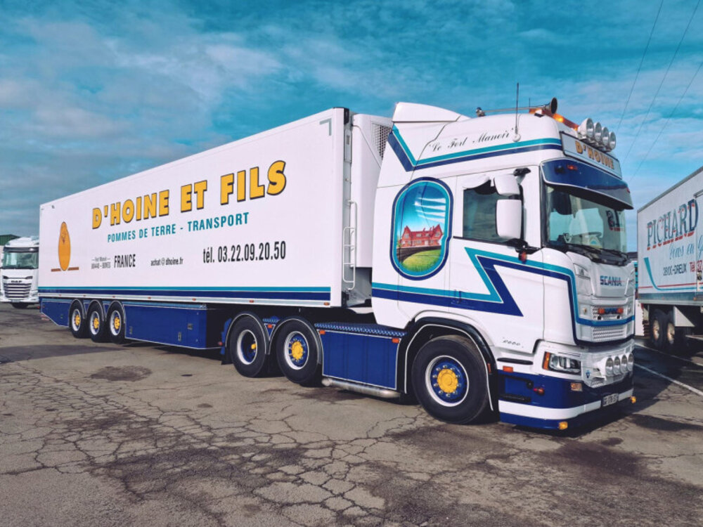 WSI WSI Scania R Highline 6x2 with 3-axle twin steer reefer trailer D'HOINE