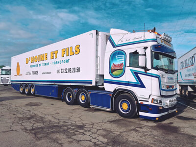 WSI WSI Scania R Highline 6x2 with 3-axle twin steer reefer trailer D'HOINE
