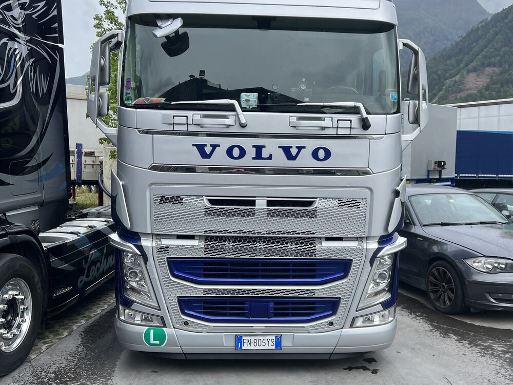 Tekno Tekno Volvo FH04 Globetrotter XL 4x2 with 3-axle reefer trailer LECHNER