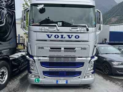 Tekno Tekno Volvo FH04 Globetrotter XL 4x2 with 3-axle reefer trailer LECHNER