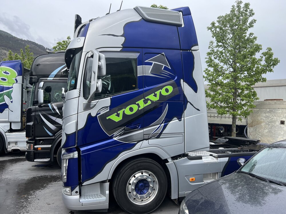 Tekno Tekno Volvo FH04 Globetrotter XL 4x2 with 3-axle reefer trailer LECHNER