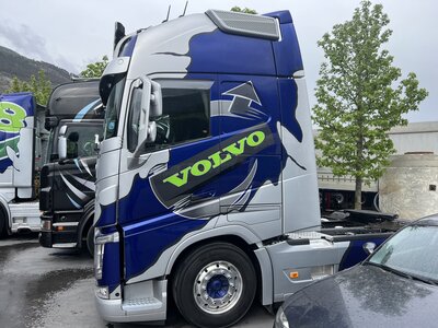 Tekno Tekno Volvo FH04 Globetrotter XL 4x2 with 3-axle reefer trailer LECHNER