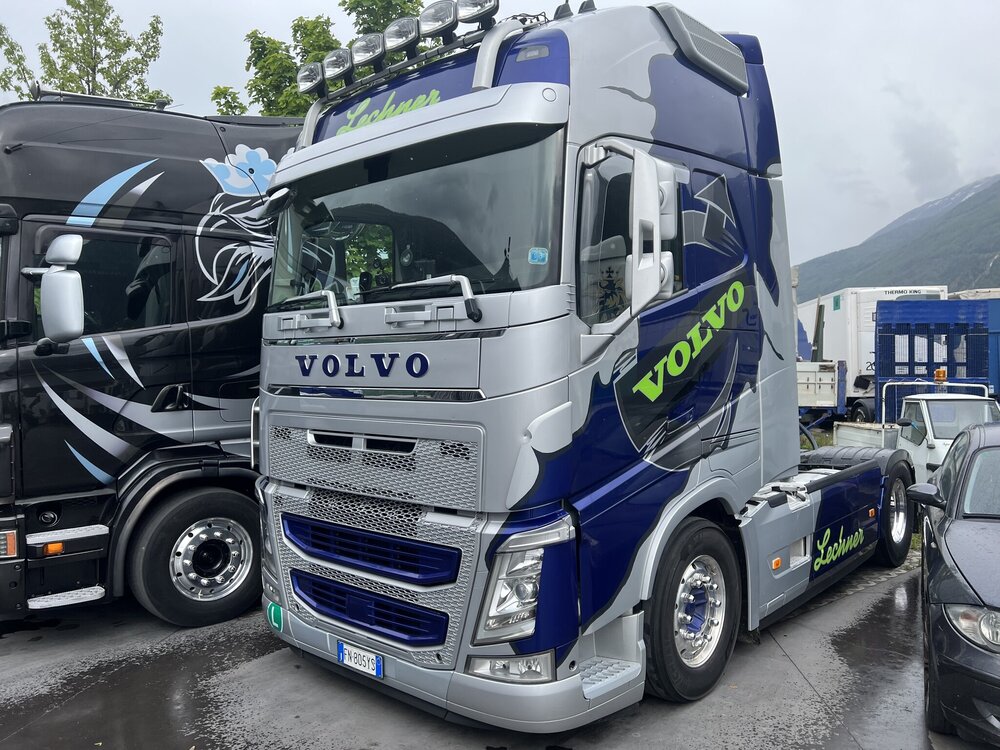 Tekno Tekno Volvo FH04 Globetrotter XL 4x2 with 3-axle reefer trailer LECHNER