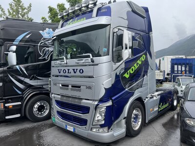Tekno Tekno Volvo FH04 Globetrotter XL 4x2 with 3-axle reefer trailer LECHNER