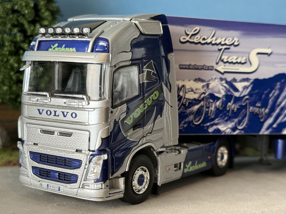 Tekno Tekno Volvo FH04 Globetrotter XL 4x2 with 3-axle reefer trailer LECHNER