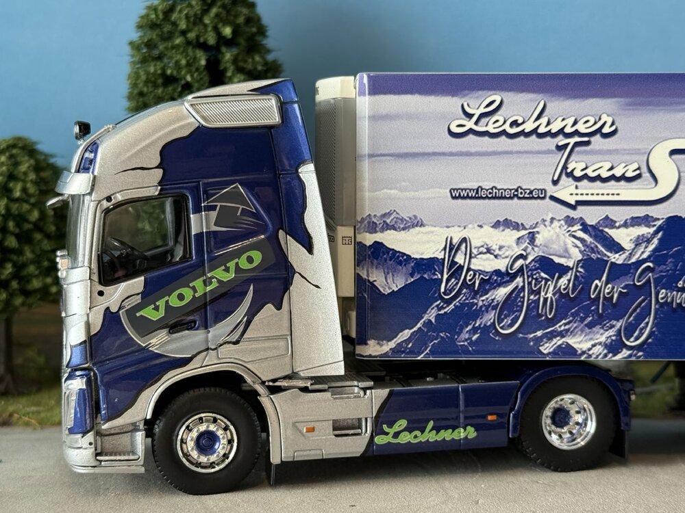Tekno Tekno Volvo FH04 Globetrotter XL 4x2 with 3-axle reefer trailer LECHNER
