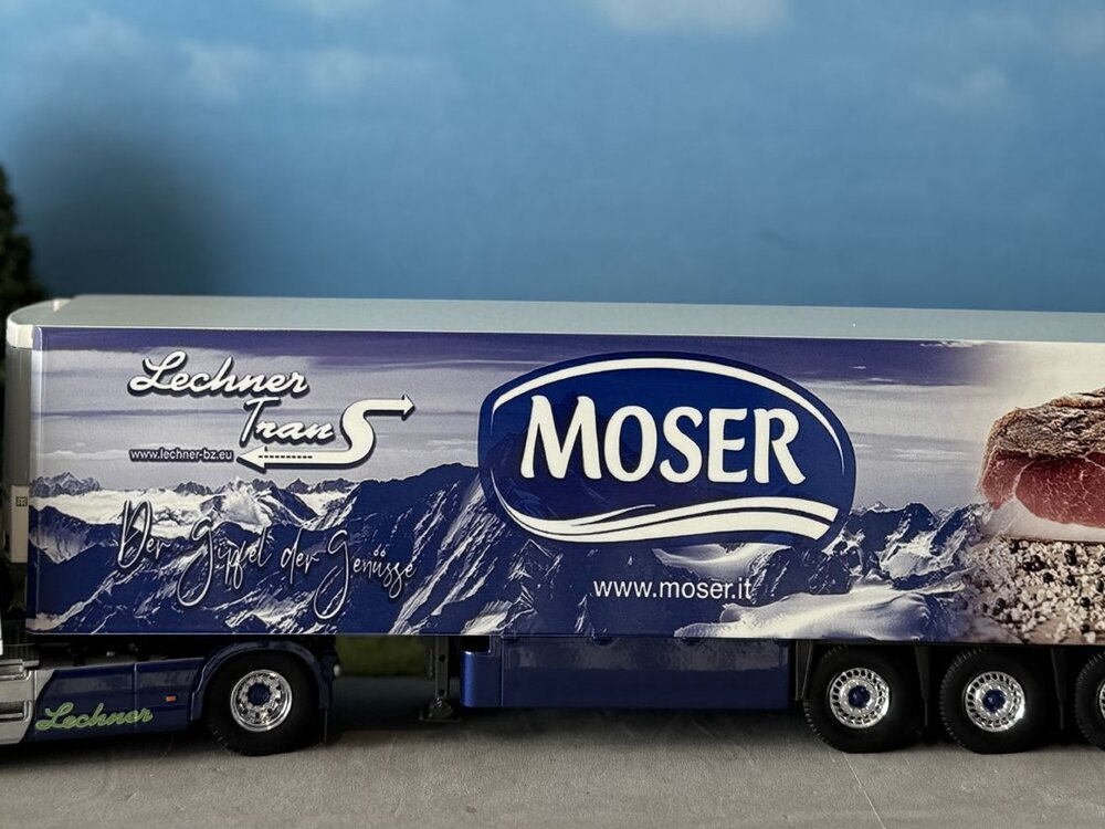 Tekno Tekno Volvo FH04 Globetrotter XL 4x2 with 3-axle reefer trailer LECHNER