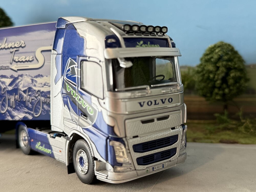 Tekno Tekno Volvo FH04 Globetrotter XL 4x2 with 3-axle reefer trailer LECHNER