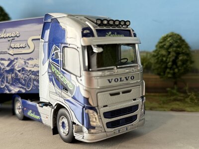 Tekno Tekno Volvo FH04 Globetrotter XL 4x2 with 3-axle reefer trailer LECHNER
