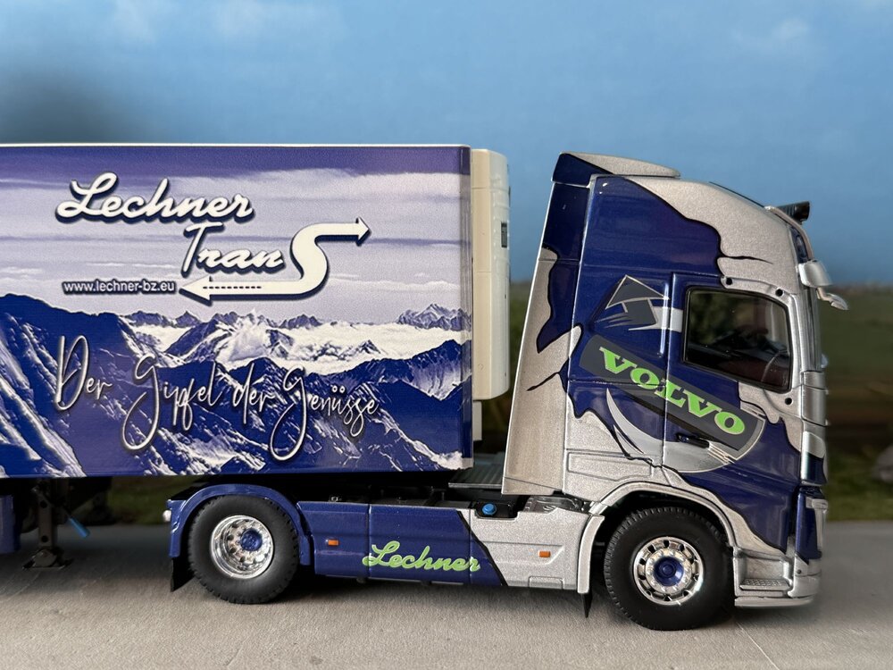 Tekno Tekno Volvo FH04 Globetrotter XL 4x2 with 3-axle reefer trailer LECHNER